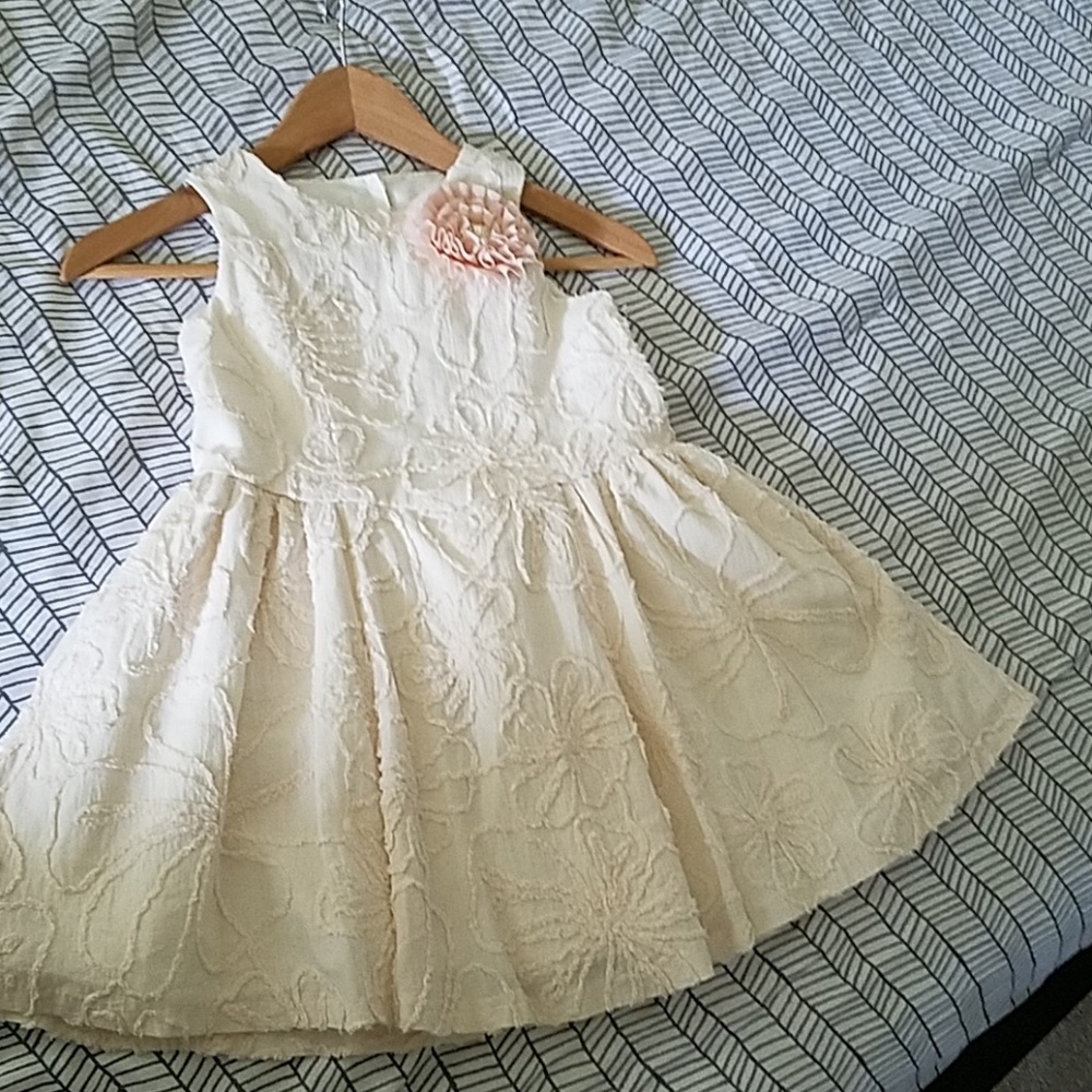 Gorgeous flower dress.